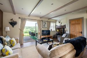 Sala de estar con 2 sofás y TV en Primrose Cottage en Whitby