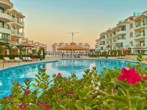 בריכת השחייה שנמצאת ב-Sharm Hills Resort או באזור