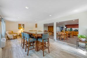 a dining room with a table and chairs at Quality Inn & Suites in Lincoln