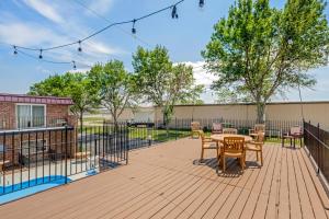 una terraza con mesa, sillas y árboles en Quality Inn & Suites, en Lincoln