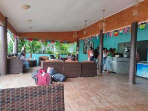 ein Zimmer mit Sofas und Personen in einem Restaurant in der Unterkunft Nadi Fancy Hotel in Nadi