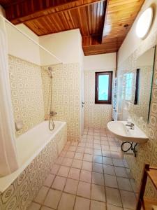 La salle de bains est pourvue d'une baignoire et d'un lavabo. dans l'établissement Zelený dom, à Modra