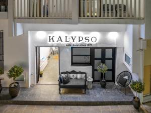 Kalypso Suites Hotel - Adults Only في إيلوندا: يوجد متجر به أريكة في وسط المبنى