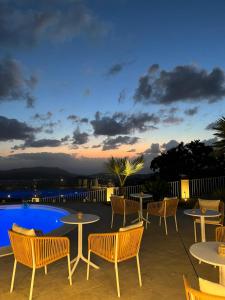 une terrasse avec des tables et des chaises ainsi qu'une piscine dans l'établissement Palazzo Gargano, à Prignano Cilento