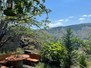 - une table de pique-nique avec vue sur les montagnes dans l'établissement Wine Garden Rabati, à Akhaltsikhé
