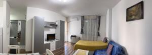 sala de estar con sofá y silla amarilla en Adam's Apartment 2 en Kladovo