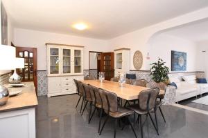 a kitchen and living room with a table and chairs at Villa Paraiso in Lagoa