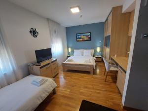 Habitación de hotel con 2 camas y TV en Motel MS en Srpski Itebej