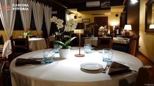 Reštaurácia alebo iné gastronomické zariadenie v ubytovaní Cascina Vittoria Restaurant Lab & Rooms