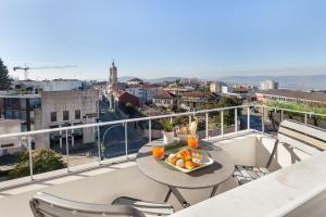 - un balcon avec une table et un bol de nourriture dans l'établissement ALL4Braga - Minho's Guest, à Braga