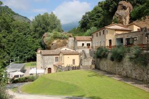 una casa su una collina con un giardino verde di Calabrialcubo Agriturismo a Nocera Terinese