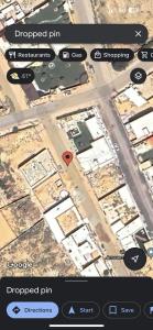 uma imagem de um telemóvel com um mapa de uma cidade em شاليه الجوري em Ilbaras