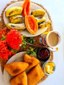 un plato de comida con plátanos y rodajas de naranja en The Ideal Bed & Breakfast en Nadi