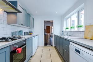 una cocina con armarios azules y encimeras blancas en Stunning 2-Bed Home in Chester by 53 Degrees Property - Amazing location - Ideal for Couples & Groups - Sleeps 6 en Chester