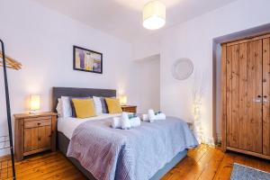 1 dormitorio con 1 cama con almohadas amarillas y azules en Stunning 2-Bed Home in Chester by 53 Degrees Property - Amazing location - Ideal for Couples & Groups - Sleeps 6 en Chester