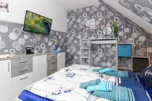 ein Schlafzimmer mit einem Bett und einem TV an der Wand in der Unterkunft Apartment Meeresrauschen im Gästehaus Kock in Neuharlingersiel