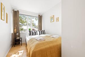 Venture Vacation-MainStreet apartment with free parking on premises tesisinde bir odada yatak veya yataklar