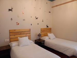 2 łóżka pojedyncze w pokoju z: w obiekcie Apartamento Ábside de San Juan I w mieście Estella
