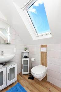 ein Bad mit einem WC und einem Dachfenster in der Unterkunft Apartment Meeresrauschen im Gästehaus Kock in Neuharlingersiel