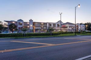 una calle vacía delante de un edificio en Ramada by Wyndham Altamonte Springs Near I-4, en Orlando