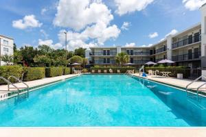 una gran piscina frente a un edificio en Ramada by Wyndham Altamonte Springs Near I-4, en Orlando