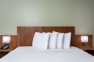 Postel nebo postele na pokoji v ubytování Ramada by Wyndham Altamonte Springs Near I-4