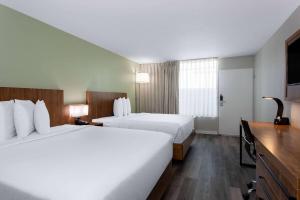 Postel nebo postele na pokoji v ubytování Ramada by Wyndham Altamonte Springs Near I-4