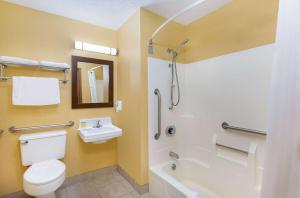 y baño con aseo, lavabo y ducha. en Super 8 by Wyndham Somerset, en Somerset