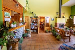 Una habitación con una habitación con plantas. en Hotel Rural Familiar Almirez-Alpujarra en Laujar de Andarax