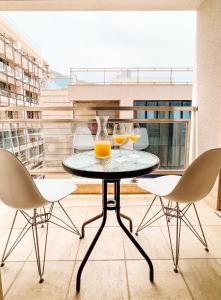 una mesa con dos vasos de jugo de naranja. en Four Views Apartments, en Budva