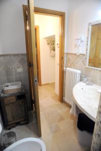 uma casa de banho com um WC, um lavatório e um espelho. em Casa Vacanze - Al Ma Chlo' em Fasano