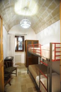 um quarto com 2 beliches e um tecto em Casa Vacanze - Al Ma Chlo' em Fasano