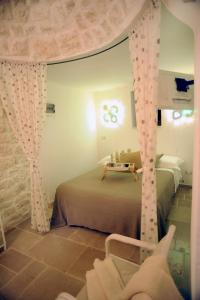 um quarto com duas camas e uma mesa em Casa Vacanze - Al Ma Chlo' em Fasano