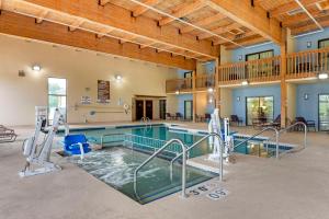 ein Pool in einem großen Gebäude mit Innenpool in der Unterkunft Comfort Inn & Suites Black River Falls I-94 in Black River Falls