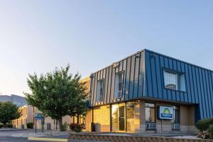 un edificio azul al costado de una calle en Days Inn by Wyndham Winchester, en Winchester
