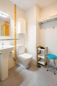 ein Bad mit einem WC, einem Waschbecken und einem Stuhl in der Unterkunft Apartamento en Baiona con terraza y parking in Pontevedra