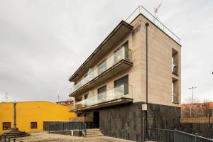 ein Gebäude mit einem Balkon auf der Seite in der Unterkunft Apartamento en Baiona con terraza y parking in Pontevedra