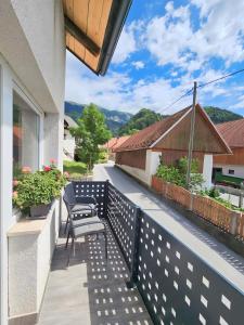 balcón con sillas y vistas a una casa en Charming Bella Hideout - Adults Only, en Jesenice