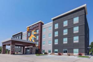 een weergave van de voorkant van een hotel bij La Quinta Inn & Suites by Wyndham Jackson-Cape Girardeau in Jackson