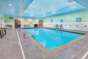 una gran piscina cubierta con agua azul en una habitación de hotel en La Quinta Inn & Suites by Wyndham Jackson-Cape Girardeau, en Jackson