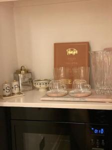 uma bancada com óculos e uma caixa. em Luxury Georgian Apartment - 5 Minute Walk to Spa em Bath