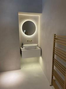 Baño blanco con lavabo y espejo en Luxury Georgian Apartment - 5 Minute Walk to Spa en Bath