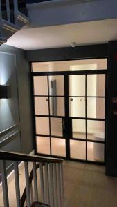 uma grande porta num quarto com uma escada em Luxury Georgian Apartment - 5 Minute Walk to Spa em Bath