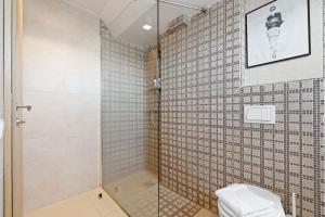 Kúpeľňa v ubytovaní Venture Vacation-MainStreet apartment with free parking on premises