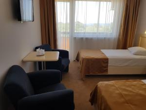 Un pat sau paturi într-o cameră la Hotel Petrolul