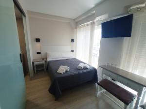 sypialnia z łóżkiem z dwoma ręcznikami w obiekcie Bahia Rooms Cantabria 3000 w mieście Santander