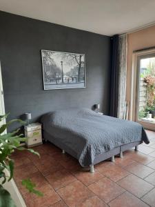 een slaapkamer met een bed en een zwarte muur bij Quarenta Studio in Amsterdam