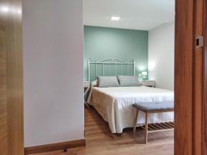 - une chambre avec un lit, une table et une chaise dans l'établissement Casa d´Amado, à Sanxenxo