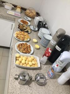 un comptoir de cuisine avec des assiettes de nourriture dans l'établissement ORSI HOTEL, à Araguari