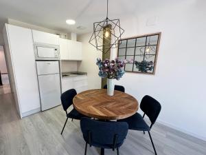 Apartamentos Puerta Elvira Suites 3000的厨房或小厨房
